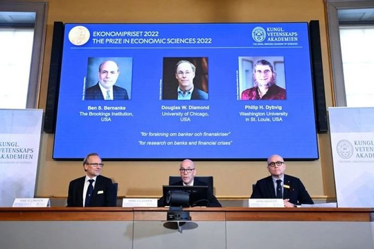 Cựu Chủ tịch Fed và hai nhà khoa học đồng hương được trao Nobel Kinh tế 2022