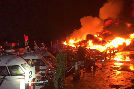Quảng Nam: Cháy nhiều tàu du lịch và ca nô tại bến Cửa Đại
