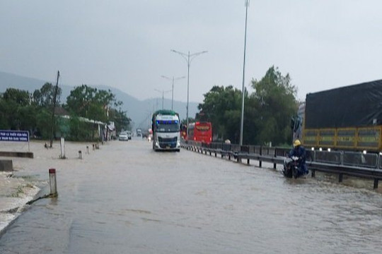 Mưa lớn khiến đoạn quốc lộ 1A đi qua xã Lộc Trì bị ngập, giao thông bị chia cắt