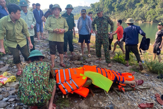 Một trạm phó bảo vệ rừng bị lũ cuốn tử vong