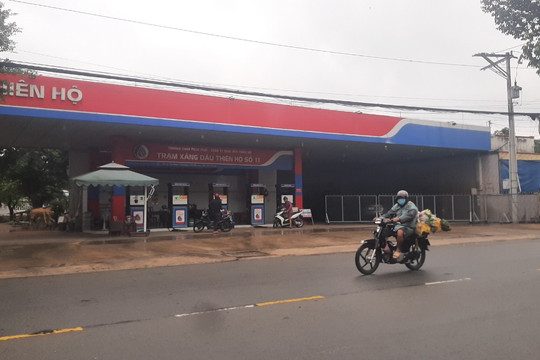 Người bán và người mua xăng dầu ở Bến Tre, Tiền Giang chung nỗi bức xúc