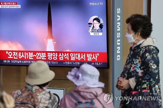 Triều Tiên điều máy bay áp sát biên giới, phóng tên lửa đạn đạo