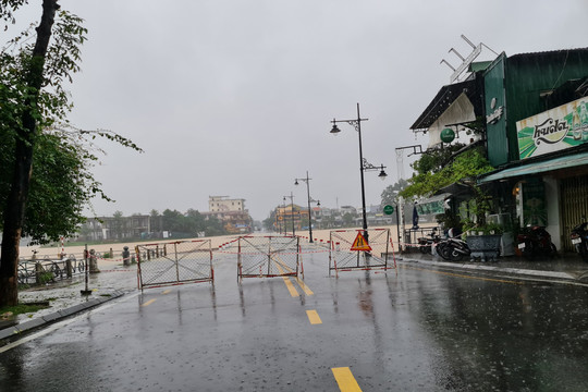 Thừa Thiên-Huế: Nước lên nhanh, nhiều đoạn đường bị cấm qua lại