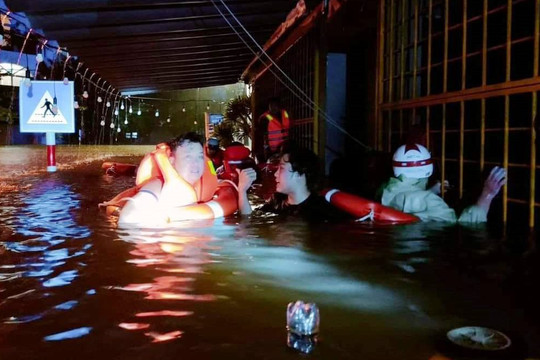 Đà Nẵng: Lũ lên kinh hoàng trong đêm, lực lượng cứu hộ dùng dây thừng đưa người dân thoát hiểm