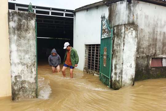 Hình ảnh hàng trăm nhà dân ở một huyện của Quảng Bình bị ngập trong nước lũ
