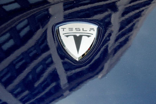 Elon Musk lỡ hẹn với ô tô điện tự lái hoàn toàn, mơ Tesla vượt Apple