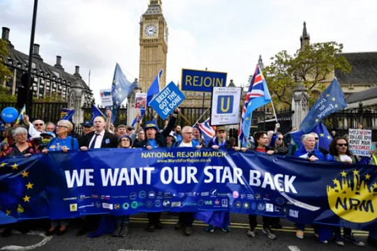 Dân Anh biểu tình đòi tái gia nhập EU giữa lúc đất nước chìm trong khủng hoảng