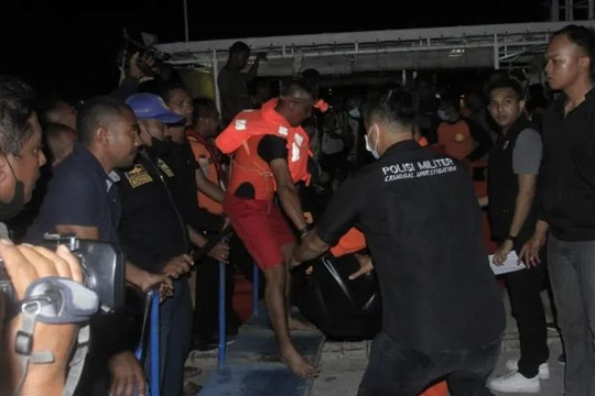 Cháy tàu du lịch ở Indonesia, ít nhất 13 người chết