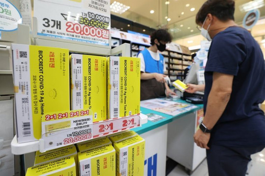  Hàn Quốc cấm bán túi nhựa, chủ cửa hàng tiện lợi không hài lòng 