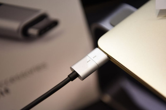 Apple tuân thủ luật dùng cổng sạc USB-C cho iPhone, đánh giá thấp metaverse 