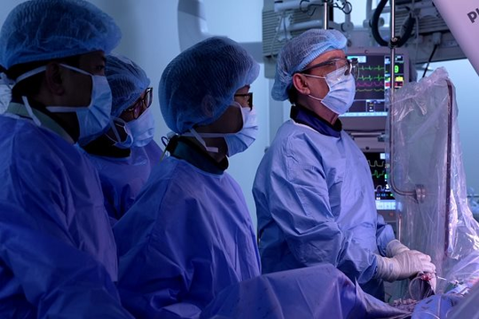 Bác sĩ đầu tiên tại Việt Nam được công nhận chuyên gia đặt máy tạo nhịp tim không dây