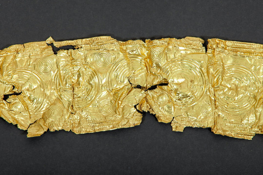 Phát hiện đai lưng vàng thời kỳ đồ đồng với thiết kế 'vũ trụ học'
