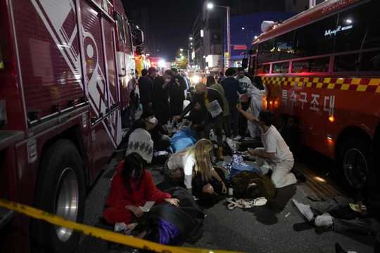 Nhân chứng thảm kịch đêm Halloween ở Hàn Quốc: Nạn nhân ngã xuống như quân cờ Domino