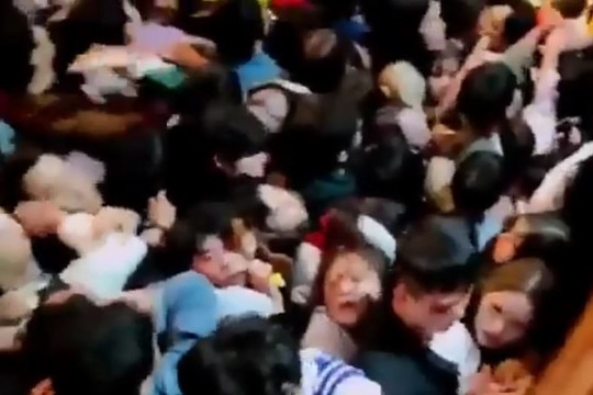 Clip đám đông kẹt cứng tại hẻm hẹp, la hét thất thanh trong thảm kịch ở Hàn Quốc