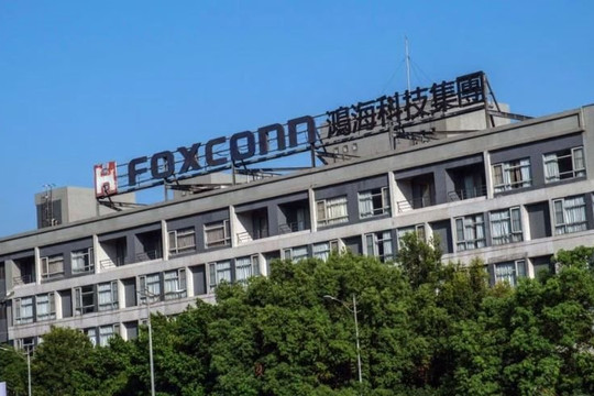 'Thành phố iPhone của Trung Quốc' khử trùng quy mô lớn, nhiều công nhân Foxconn trốn về quê