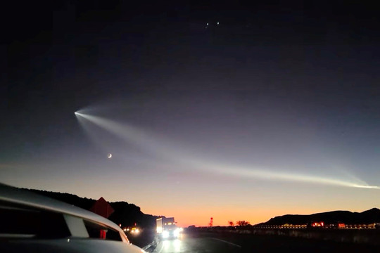 Lý giải về những vệt sáng kỳ lạ xuất hiện trên bầu trời Mỹ