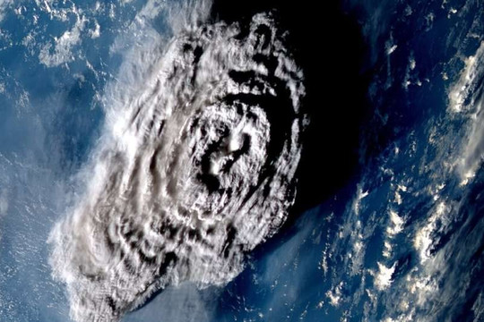 Vụ phun trào núi lửa Tonga tạo ra cột khói chạm tới tầng trung lưu của khí quyển