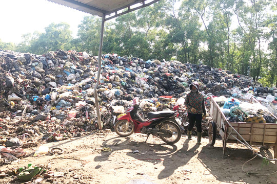 Hà Tĩnh: Bãi rác quá tải, dân mong mỏi dự án xử lý rác hiện đại