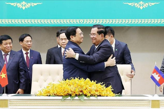 Thủ tướng Phạm Minh Chính và Thủ tướng Hun Sen chứng kiến lễ ký văn kiện hợp tác