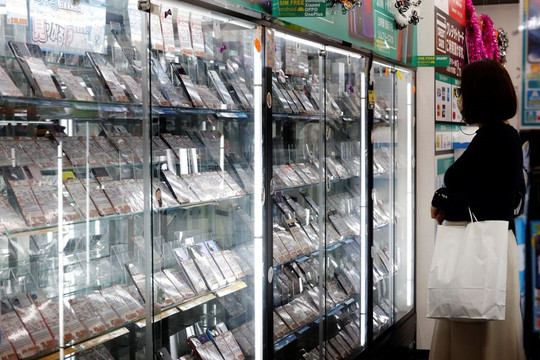 Đồng yên suy yếu, nhiều người Nhật phải ‘thắt lưng buộc bụng’ mua iPhone cũ