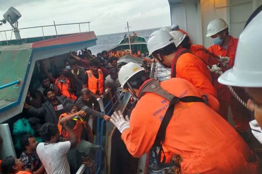 Tàu cá chở hơn 300 người Sri Lanka gặp nạn trên vùng biển Việt Nam