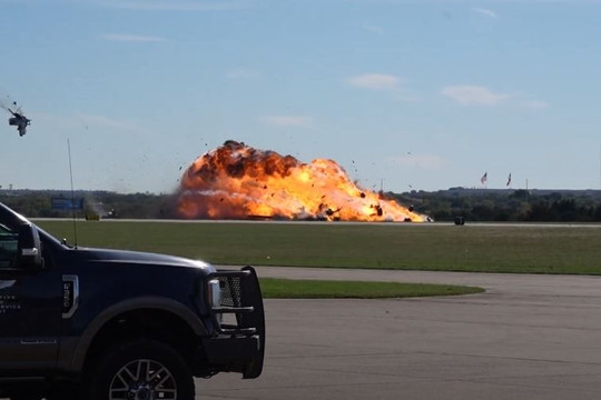 Video 2 máy bay đâm vào nhau và nổ tung tại sự kiện hàng không ở Mỹ