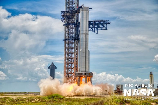 SpaceX thử nghiệm lửa tĩnh 14 động cơ của Super Heavy 
