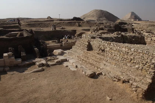 Phát hiện hàng trăm xác ướp và một kim tự tháp thờ nữ hoàng bí ẩn tại Ai Cập