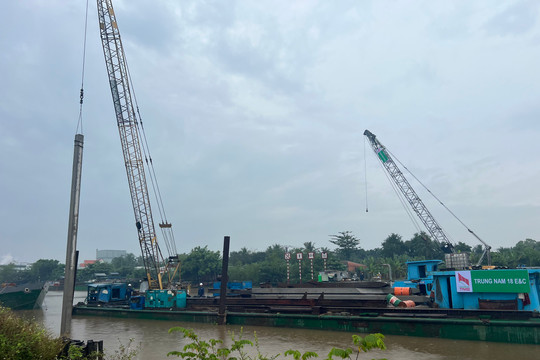 Tiền Giang: Dừng lưu thông qua kênh Nguyễn Tấn Thành để thi công dự án ngăn mặn