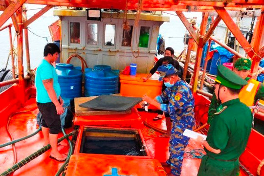 Kiên Giang: Bắt 2 tàu chở 62.500 lít dầu DO không nguồn gốc, xuất xứ