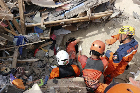 Động đất Indonesia: Bệnh viện quá tải, số thương vong tiếp tục tăng