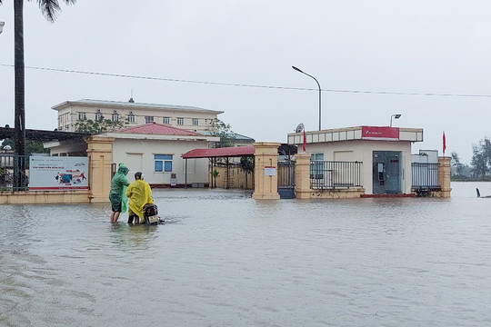 Hà Tĩnh: Mưa lớn khiến nhiều tuyến đường ngập sâu
