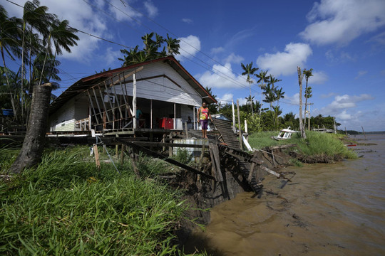 Sông Amazon nhiễm mặn, một gia đình chỉ có 9 lít nước uống trong 2 tháng