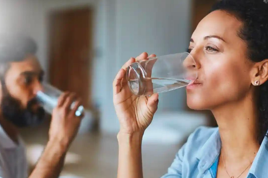 Nghiên cứu mới cho rằng con người không cần phải uống 2 lít nước mỗi ngày