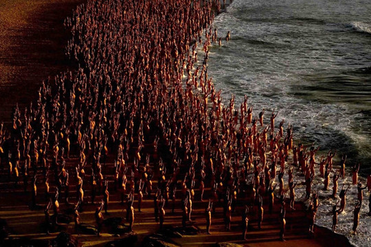 Hàng ngàn người khỏa thân trên bãi biển chụp ảnh tập thể