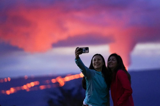 Du khách khắp nơi đổ về xem núi lửa ở Hawaii phun trào, khoa học tìm cách ngăn chặn 