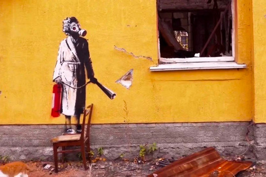 Tranh graffiti của họa sĩ bí ẩn Banksy vẽ ở Ukraine bị cắt trộm 