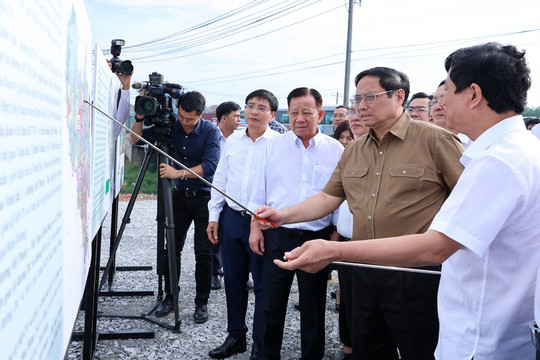 Thủ tướng Phạm Minh Chính thị sát các dự án giao thông trọng điểm ở Bình Dương