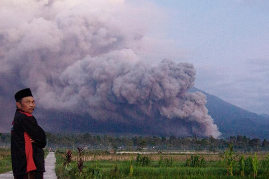 Núi lửa ở Indonesia lại phun trào, cuồn cuộn trào nham thạch
