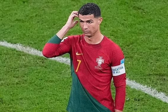Ronaldo bác tin gia nhập Al Nassr và nhận 173 triệu bảng/mùa sau khi Bồ Đào Nha đè bẹp Thụy Sĩ