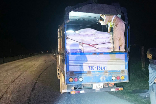 Quảng Bình: Bắt xe chở 8 tấn đường lậu