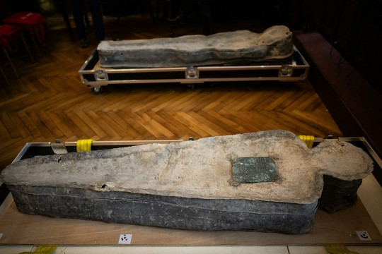 Hé lộ về 2 quan tài bí ẩn chôn dưới nền Nhà thờ Đức bà Paris