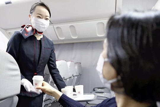 Hàng không quốc gia Nhật Bản tái chế cốc giấy trên các chuyến bay để bảo vệ môi trường 