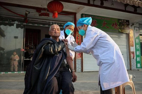 Trung Quốc vất vả việc tiêm vắc xin COVID-19 cho người già