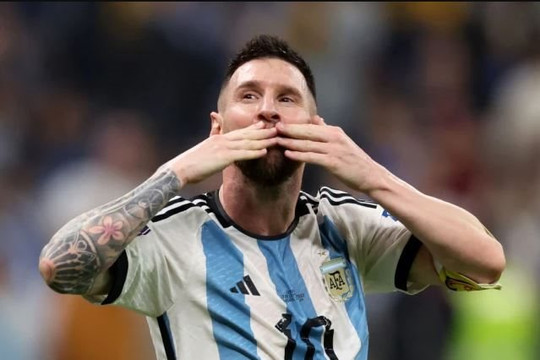 Martinez: Messi có thể chơi đến năm 50 tuổi và không nên rời tuyển Argentina