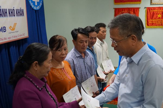 TP.HCM: Trao tặng 1.350 sổ BHXH tự nguyện cho người có hoàn cảnh khó khăn