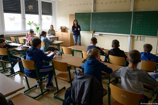 Trẻ em Ukraine tỵ nạn đối mặt thách thức trong trường học ở Đức