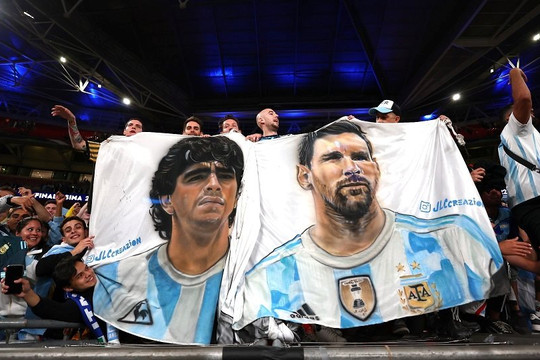 Thế giới bóng đá không còn nợ Messi!