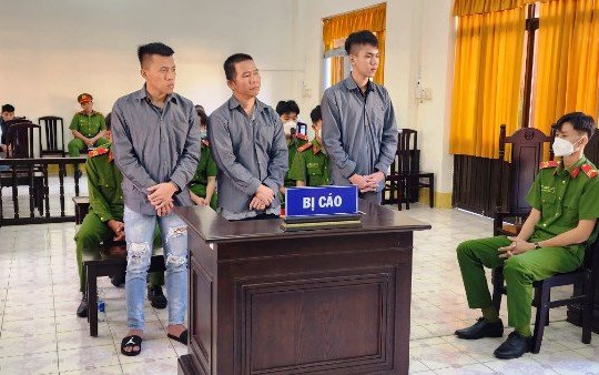 Kiên Giang: Nhóm người bán ma túy chia nhau gần 24 năm tù