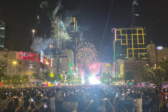 Video: Biển người ngắm pháo hoa mừng năm mới trên phố đi Nguyễn Huệ
